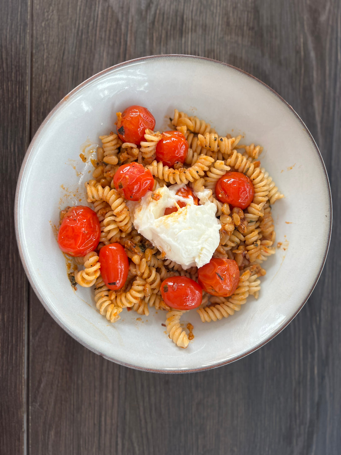 Fusilli mit Buffelmozarella cremiger Tomate und Pinienkernen